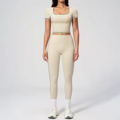 Conjunto de dos piezas de moda para mujer: top de manga corta en contraste y leggings deportivos.