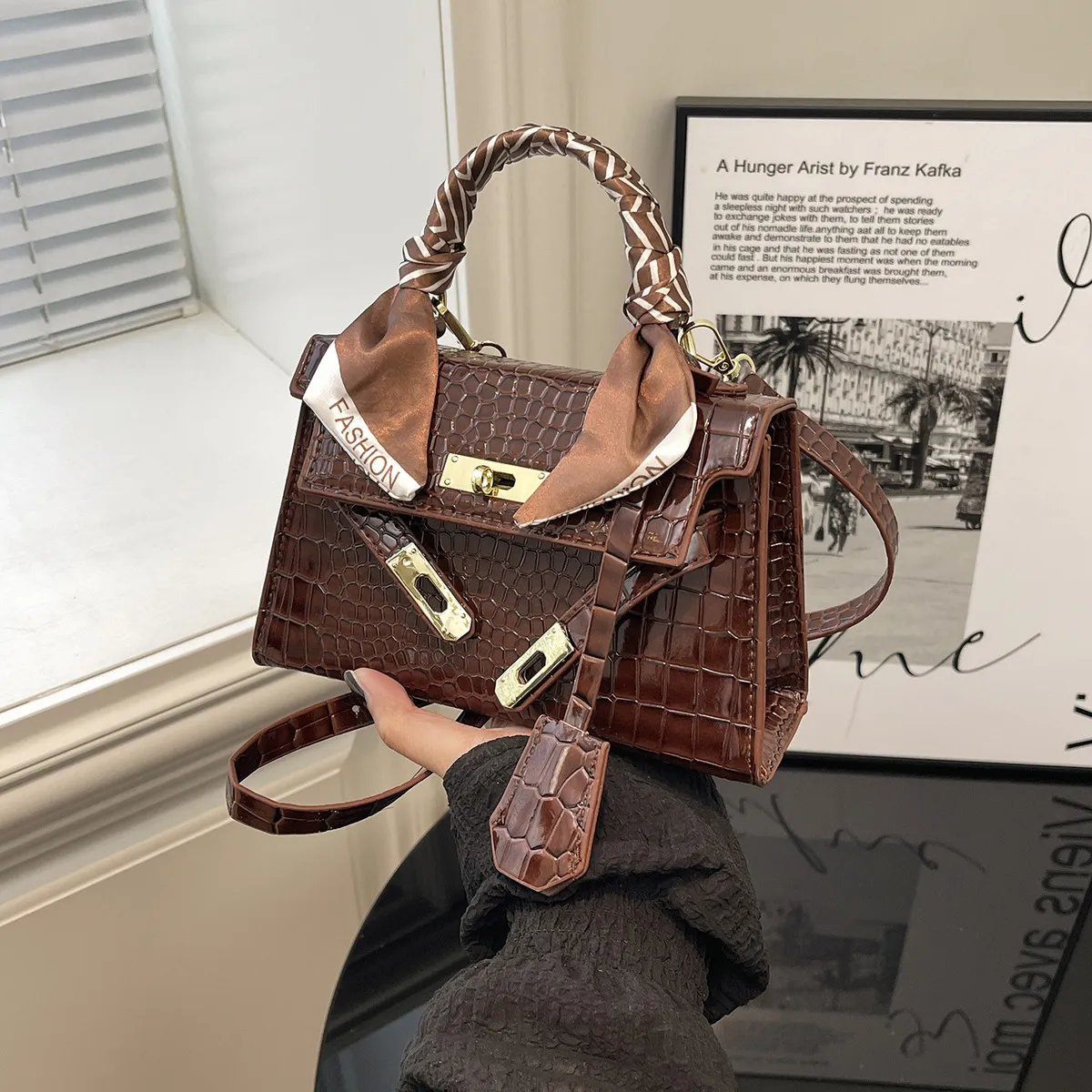 Women Fashion Retro Stone Pattern PU Leather Small Square Handbag with Flap Closure