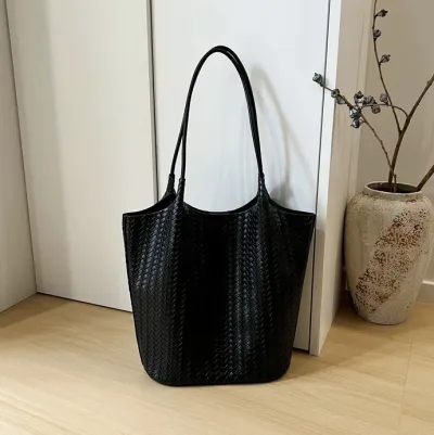 Women Casual Solid Color Woven Large Capacity Shoulder Bag with Magnetic Button