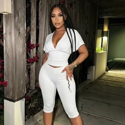 Women Fashion Solid Color V-Neck Pleated Half-Sleeve Top And Cropped Pants Two-Piece Set