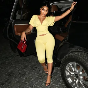 Women Fashion Solid Color V-Neck Pleated Half-Sleeve Top And Cropped Pants Two-Piece Set