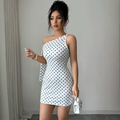 Vestido ajustado sin mangas con estampado de lunares y hombros inclinados para mujer.