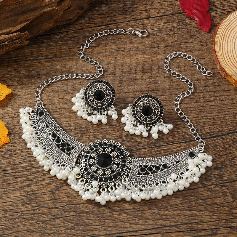 Women Artistic Retro Pearl Rhinestone Necklace Earrings Two-Piece Jewelry Set
