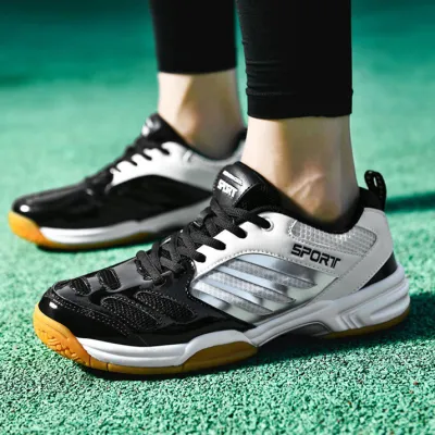 Zapatillas deportivas casuales de hombre con bloques de color, malla transpirable y cordones.