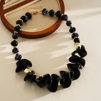 Women's Fashion Acrylic Irregular Geometric Oval Beaded Clavicle Necklace