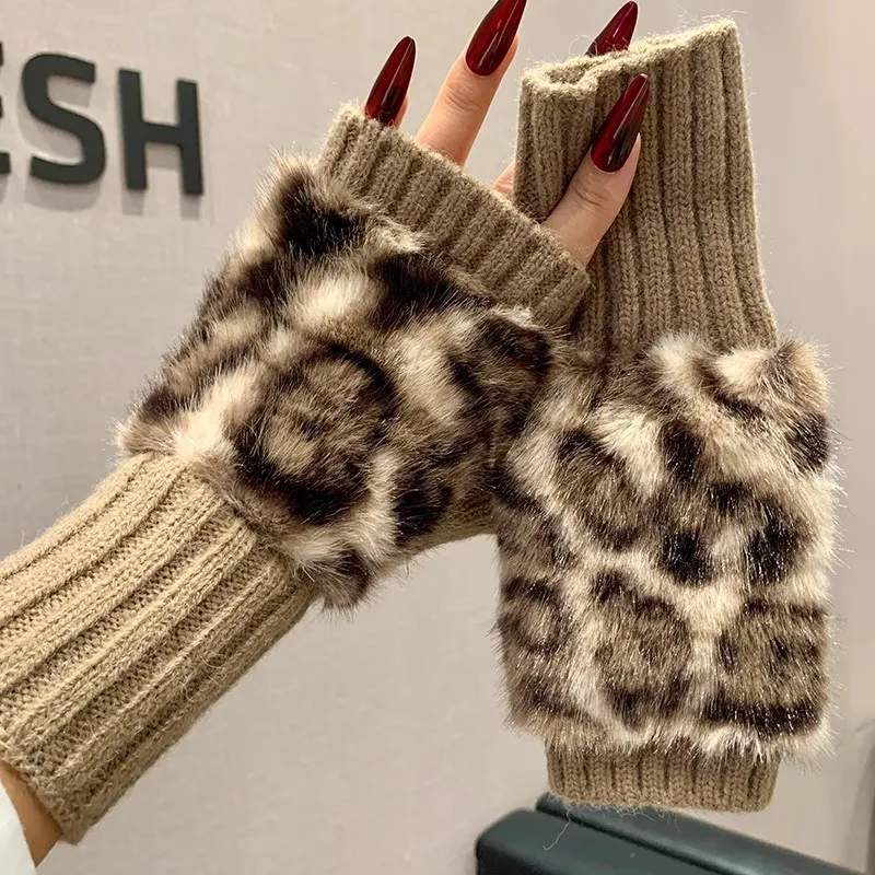 Women'S Fashion Autumn And Winter Warm Leopard Knitted Gloves
