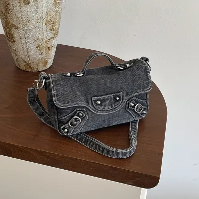 Women Fashion Retro Rivet Design Handbag