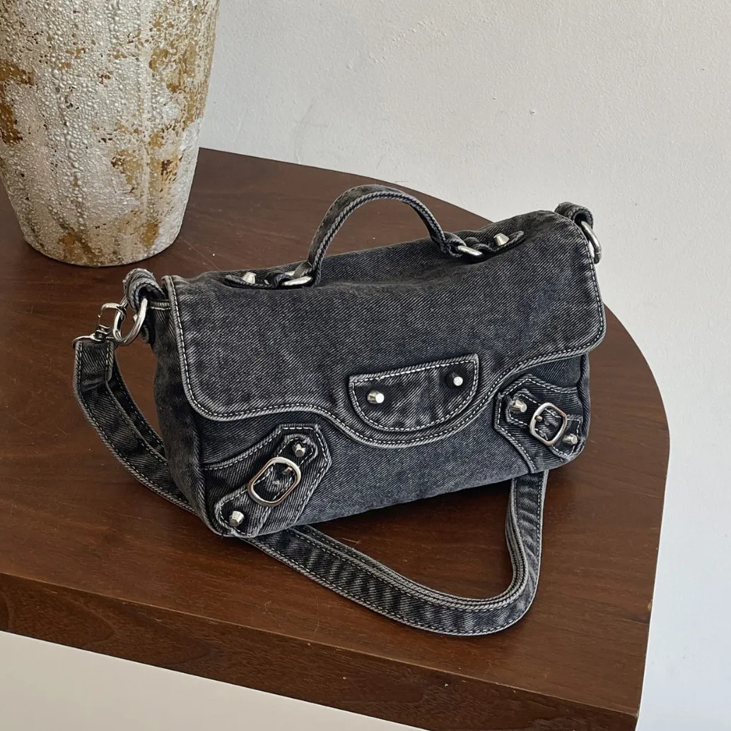 Women Fashion Retro Rivet Design Handbag