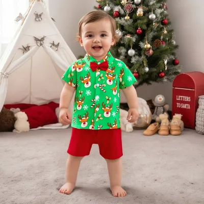 Conjunto de dos piezas para niños: camisa de manga corta con estampado de alce navideño, pajarita y pantalones cortos holgados.