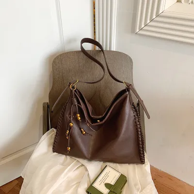 Women Fashion Casual Retro Solid Color Rivet Large Capacity Shoulder Bag