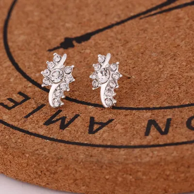 Simple Geometric Rhinestone Decorative Alloy Stud Earrings