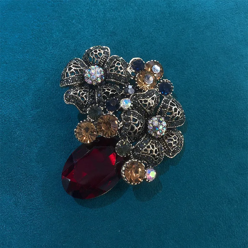 Vintage Geometric Flower Shape Crystal Decorated Alloy Brooch Unisex