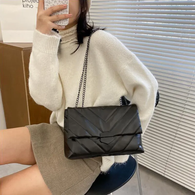 Women's Casual Chain Buckle Design Solid Color PU Shoulder Bag