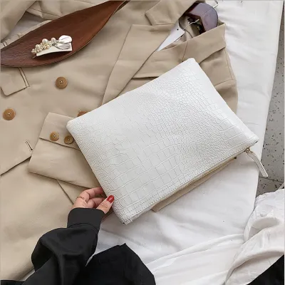 Women's Vintage Crocodile Pattern Zipper PU Clutch Bag
