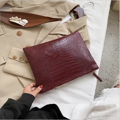Women's Vintage Crocodile Pattern Zipper PU Clutch Bag