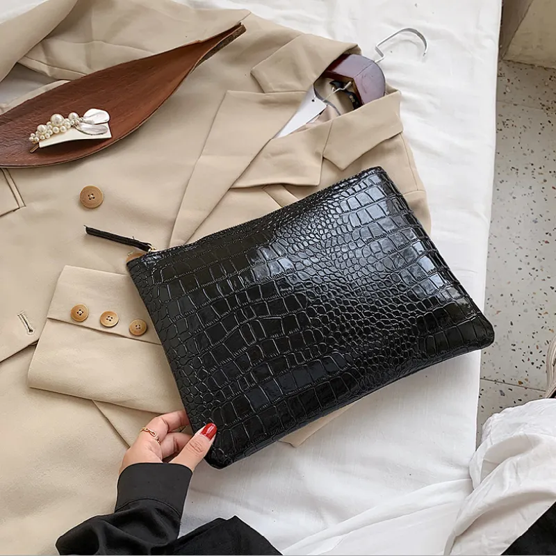 Women's Vintage Crocodile Pattern Zipper PU Clutch Bag