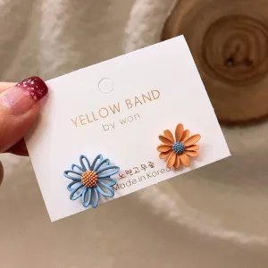 Women Cute Daisy Flower Design Acrylic Stud Earrings