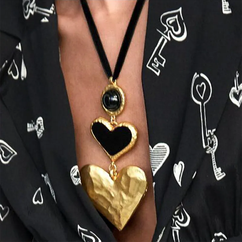 Women Trendy Big Heart Shaped Pendant Necklace with Zinc Alloy and Resin