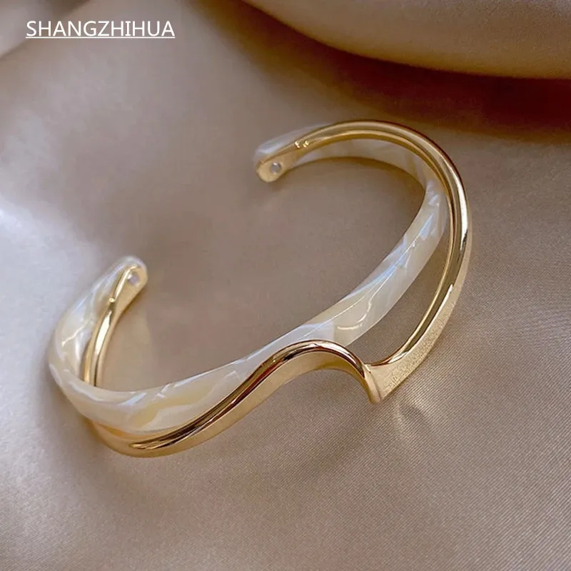 Women Exquisite Curved Design Copper Alloy Cuff Bangle