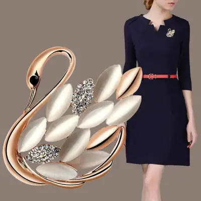 Women Fashion Pearl Floral Rhinestone Alloy Brooch