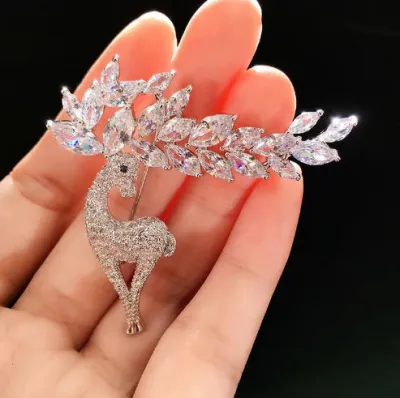 Women Fashion Pearl Floral Rhinestone Alloy Brooch