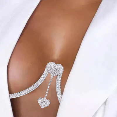 Cadena de cuerpo Sexy con soporte para el pecho y diamantes de imitación con colgante de doble corazón para mujer