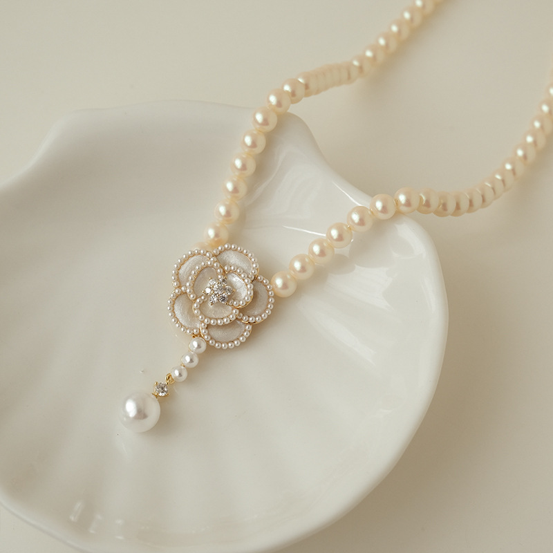 Wholesale Women Fashion Simple Pearl Camellia Flower Necklace