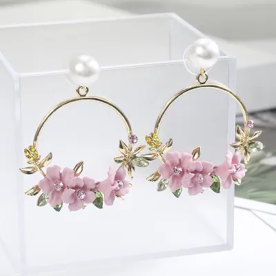 Pendientes de tuerca de aleación de perlas de cerámica suave con flores dulces a la moda para mujer