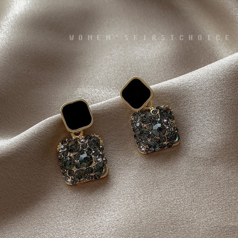 Gold Golden Square Stud Earrings at Rs 6500/pair in New Delhi | ID:  14445417791