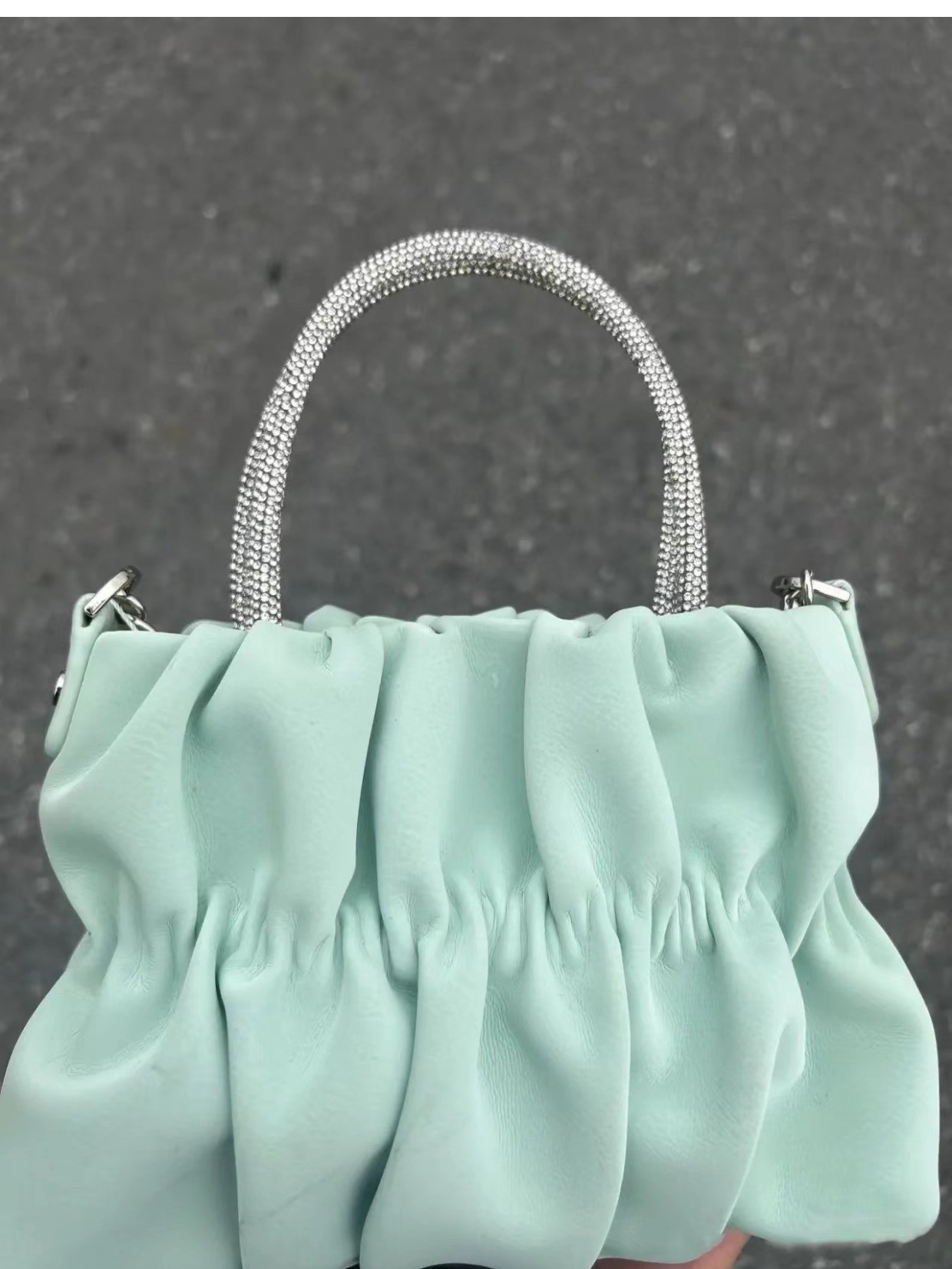 Wholesale Women Fashion Pleated Cloud Solid Color Chain Handbag