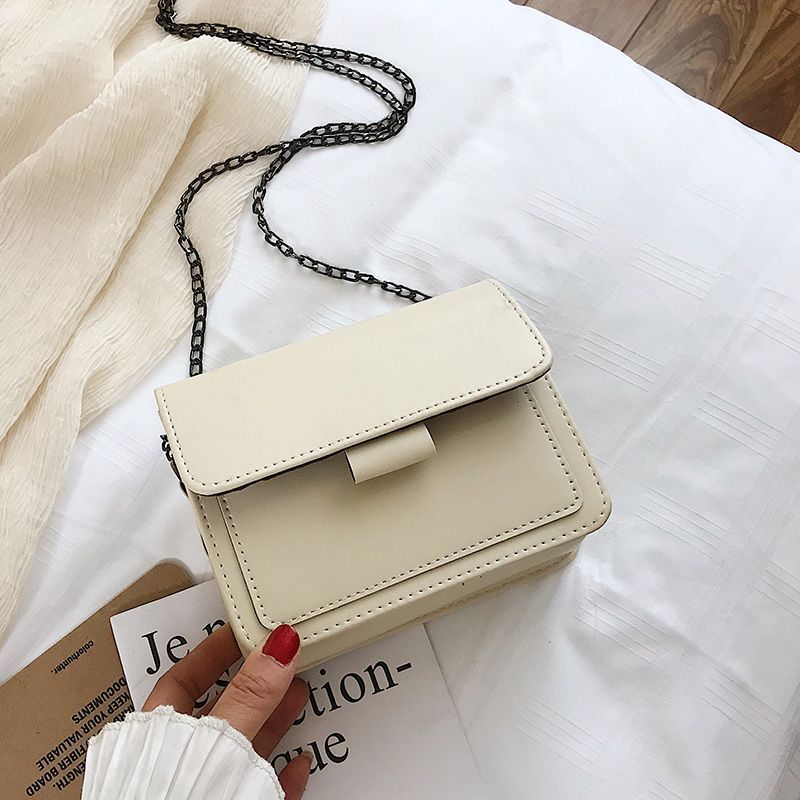 Chain Pouch Bag With Strap In White Leather – Victoria