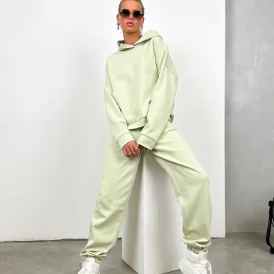 طقم بنطلون نسائي بأكمام طويلة وغطاء رأس بلون موحد - أزياء رياضية عصرية