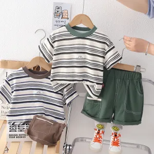 Conjunto de camiseta y pantalones cortos con cuello redondo y rayas de colores informales para niños pequeños