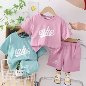 Conjunto de camiseta y pantalones cortos con cuello redondo y letras de color sólido para niños y niñas
