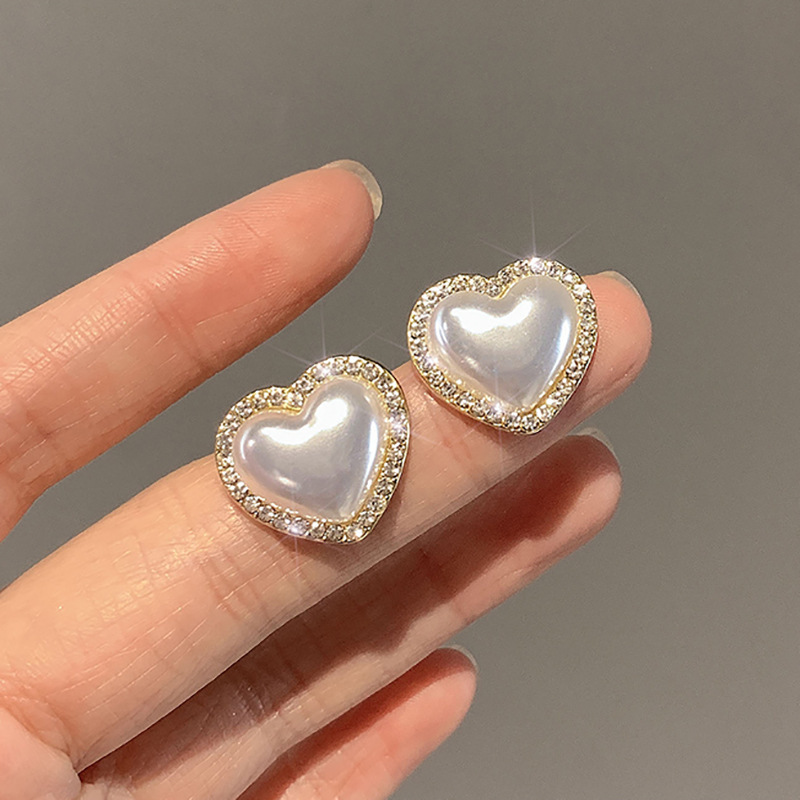 Wholesale Women Fashion Simple Rhinestone Pearl Heart Earrings