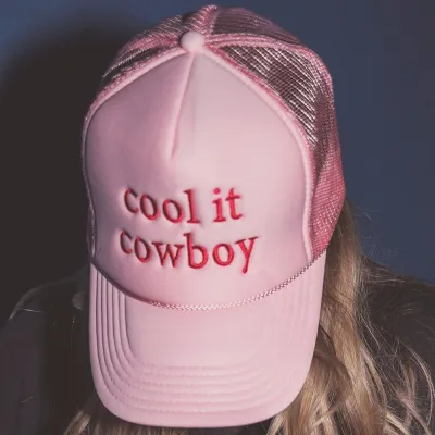 Gorra de béisbol informal con bordado de letras y red de esponja para mujer