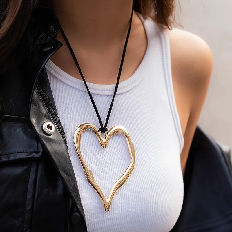 Women Fashion Exaggerated Heart Pendant Clavicle Chain Necklace