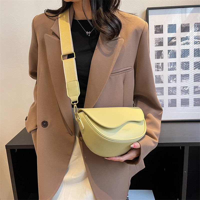 Wholesale Women Fashion Flap Zipper PU Shoulder Saddle Bag
