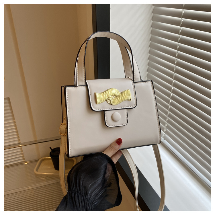 トップス supplier Wholesale Women Fashion Solid Color Flap Metal Trim Large
