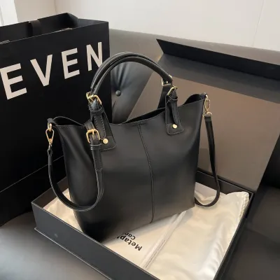 Women Fashionable Large Capacity PU Shoulder Bag with Zipper Closure