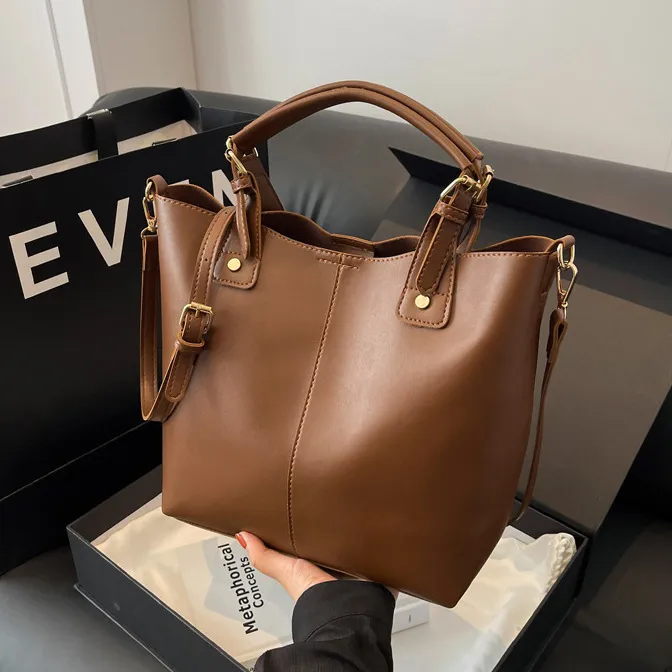 Women Fashionable Large Capacity PU Shoulder Bag with Zipper Closure