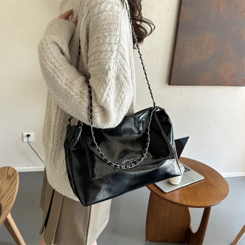 Fashionable Large Capacity PU Chain Shoulder Bag with Flap