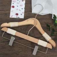 علاقة ملابس منزلية من الخشب الصلب غير قابلة للانزلاق P66، لا تترك أثراً.