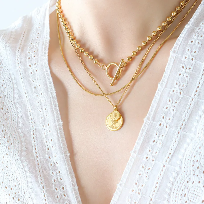 Women Fashion Multi-Layered Double Round Queen Figure Otbuckle Pendant Necklace in Titanium Steel