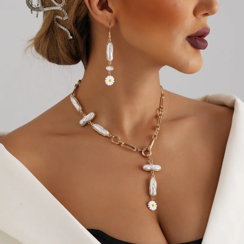 Fashion Vintage Women Imitation Pearl Necklace And Earrings Set With Geometric Clavicle Chain Alloy