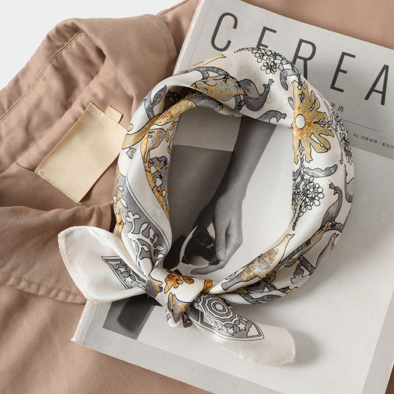 ◇DAKS◇ [DAKS GIFT][SILK100%]Beige chain print petite trian Wholesale Women Fashion Leopard Chain Printed Satin
