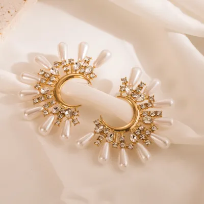 Pendientes de aleación con diamantes de imitación y perlas en forma de C a la moda para mujer
