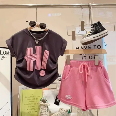 Conjunto de camiseta y pantalones cortos con cuello redondo y manga corta con estampado de letras lindas informales para niñas pequeñas