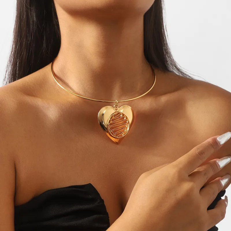 Vintage Exaggerated Metal Heart Pendant Necklace, Alloy Resin Geometric Personality Trend Jewelry