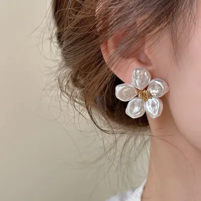 Women Fashion Simple Baroque Floral Pearl Earrings